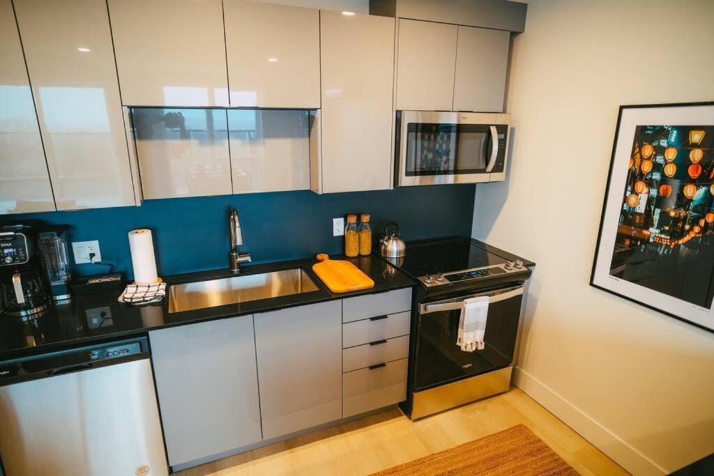 Chic Cozy Retreat - 2Br - Stunning North End Views Apartment Halifax Bagian luar foto